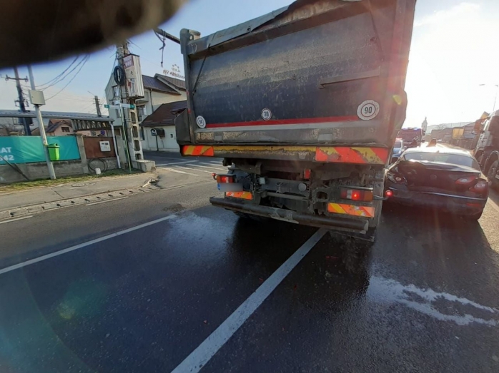 Accident pe strada Avram Iancu, Florești! O mașină și un TIR implicate. Traficul este îngreunat. FOTO